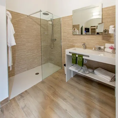 Hotel Artmonia 3*